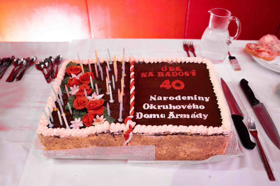 Narodeninová torta s nápisom Óda na radosť a číslom 40