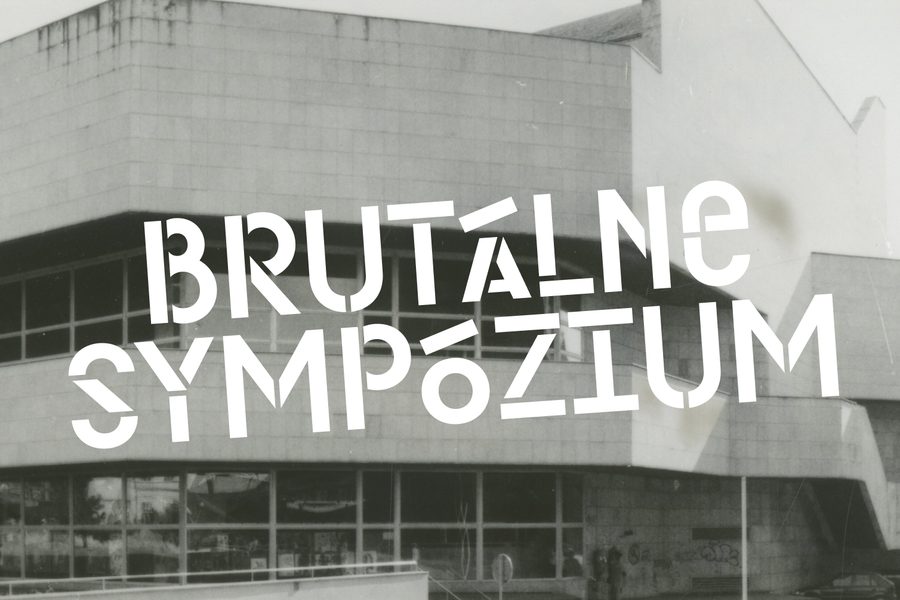 Nápis Brutálne sympózium na čiernobielej fotografii budovy ODA v Trenčíne